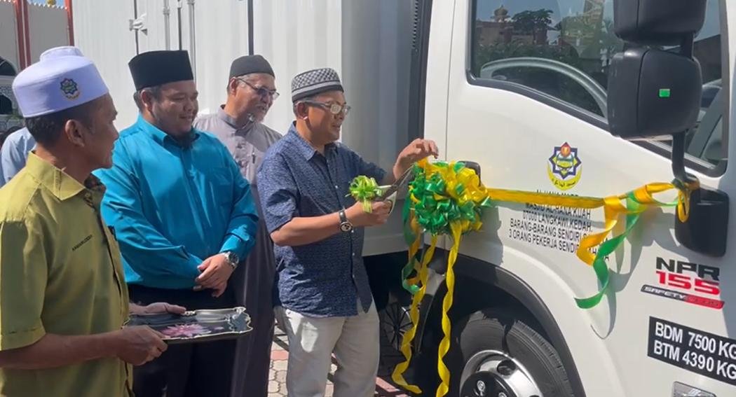 Majlis perasmian lori kedua Alhana Mart pada 8 Februari 2025