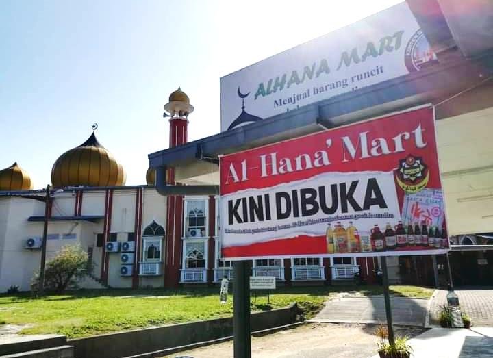 Bangunan Alhana Mart di perkarangan Masjid Al-Hana Kuah