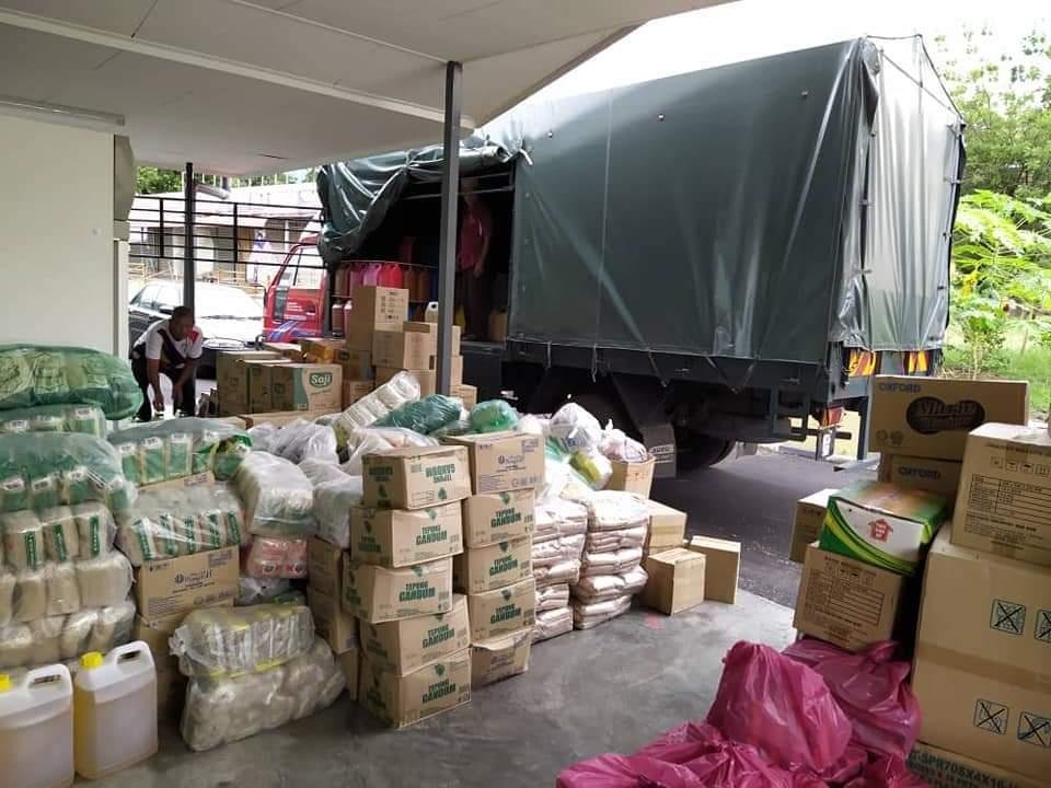 Barangan diturunkan dari lori di Alhana Mart