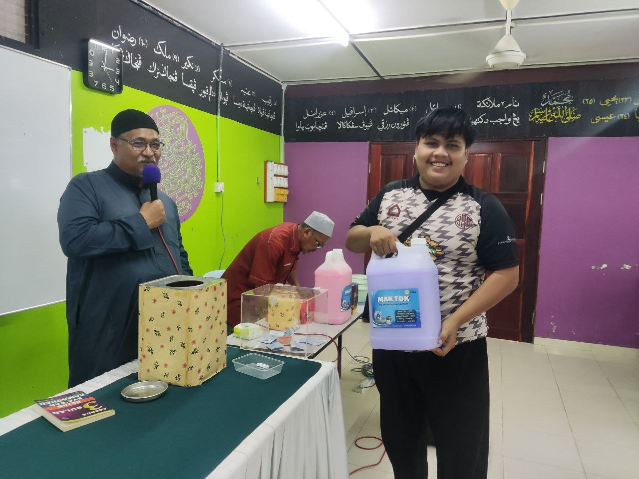 Barangan keperluan rumah turut diagihkan kepada penerima