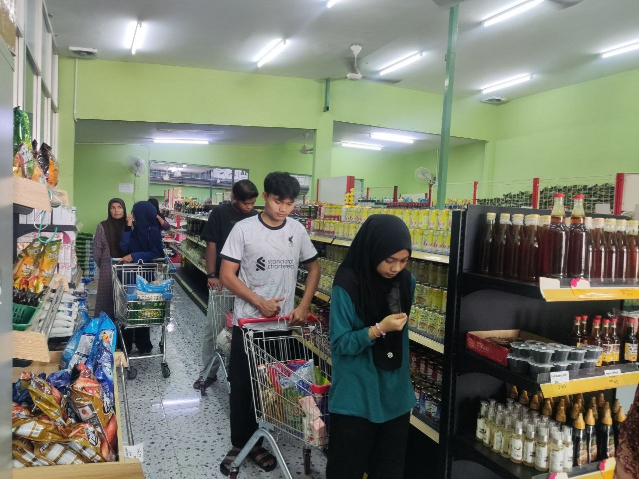 Penerima memilih barangan keperluan harian