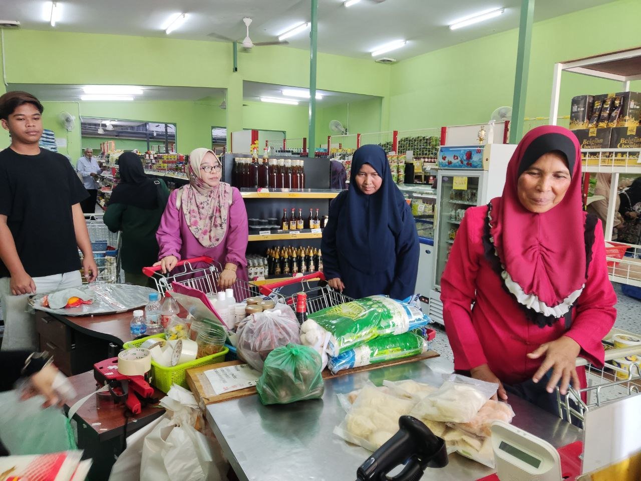Barangan bantuan disusun di atas meja sebelum diagihkan