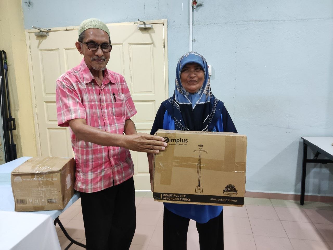 Penyerahan bantuan kepada penerima asnaf kariah Masjid Al-Hana Kuah