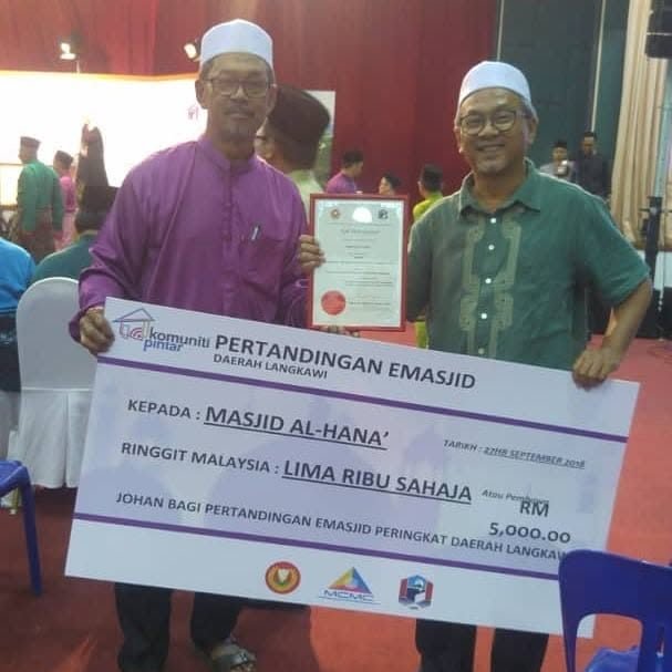 Wakil Masjid Al-Hana’ menerima replika cek Johan Pertandingan eMasjid Daerah Langkawi