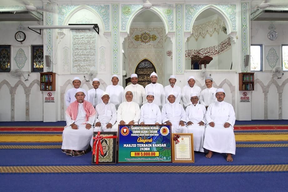 Barisan jawatankuasa Masjid Al-Hana' bersama plak Anugerah Masjid Terbaik Bandar 1436H di ruang solat utama