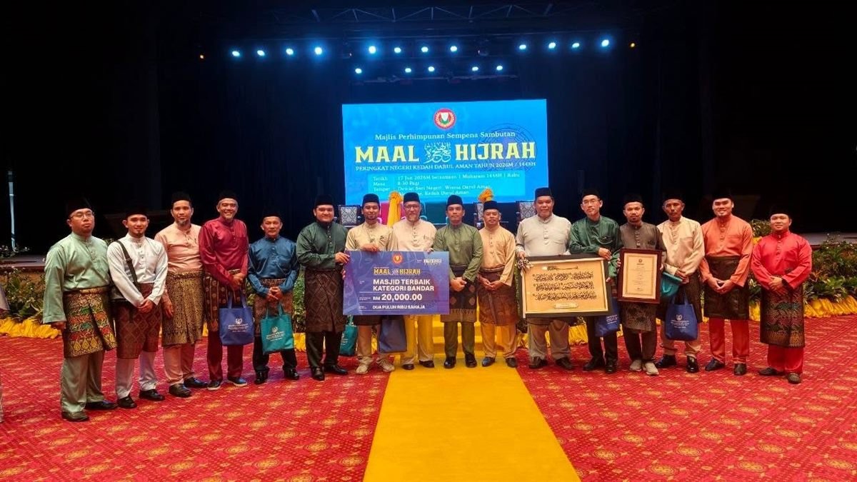 Barisan jawatankuasa Masjid Al-Hana’ menerima replika cek Anugerah Masjid Terbaik Kategori Bandar