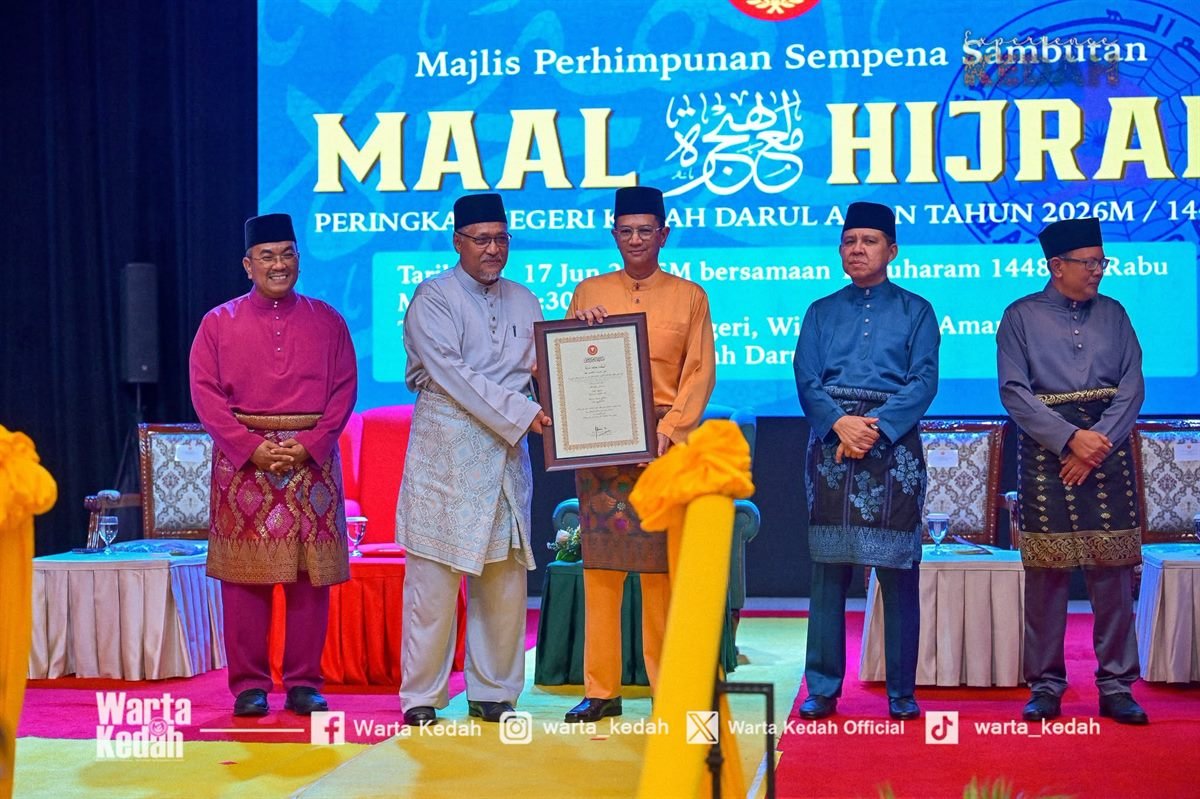 Penyampaian sijil Anugerah Masjid Terbaik kepada wakil Masjid Al-Hana’