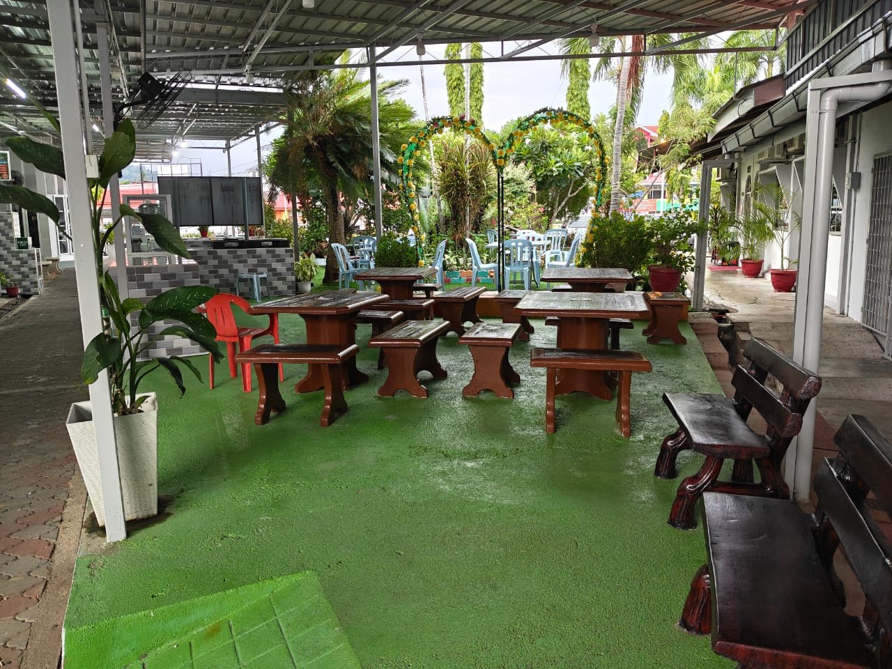 Ruang taman Kafe Al-Hana