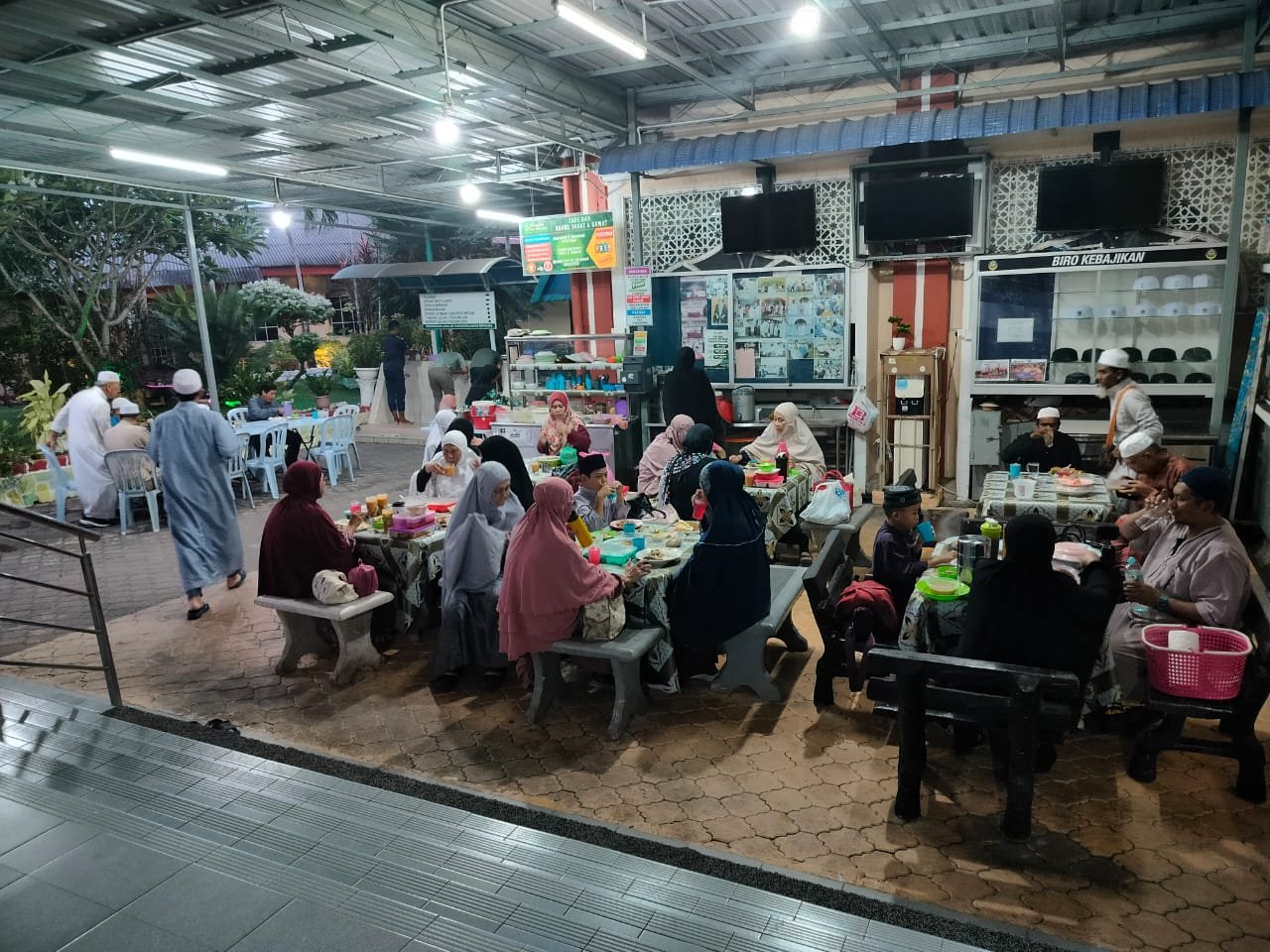 Jemaah berbuka puasa sunat Isnin di Cafe Masjid Al-Hana' Kuah