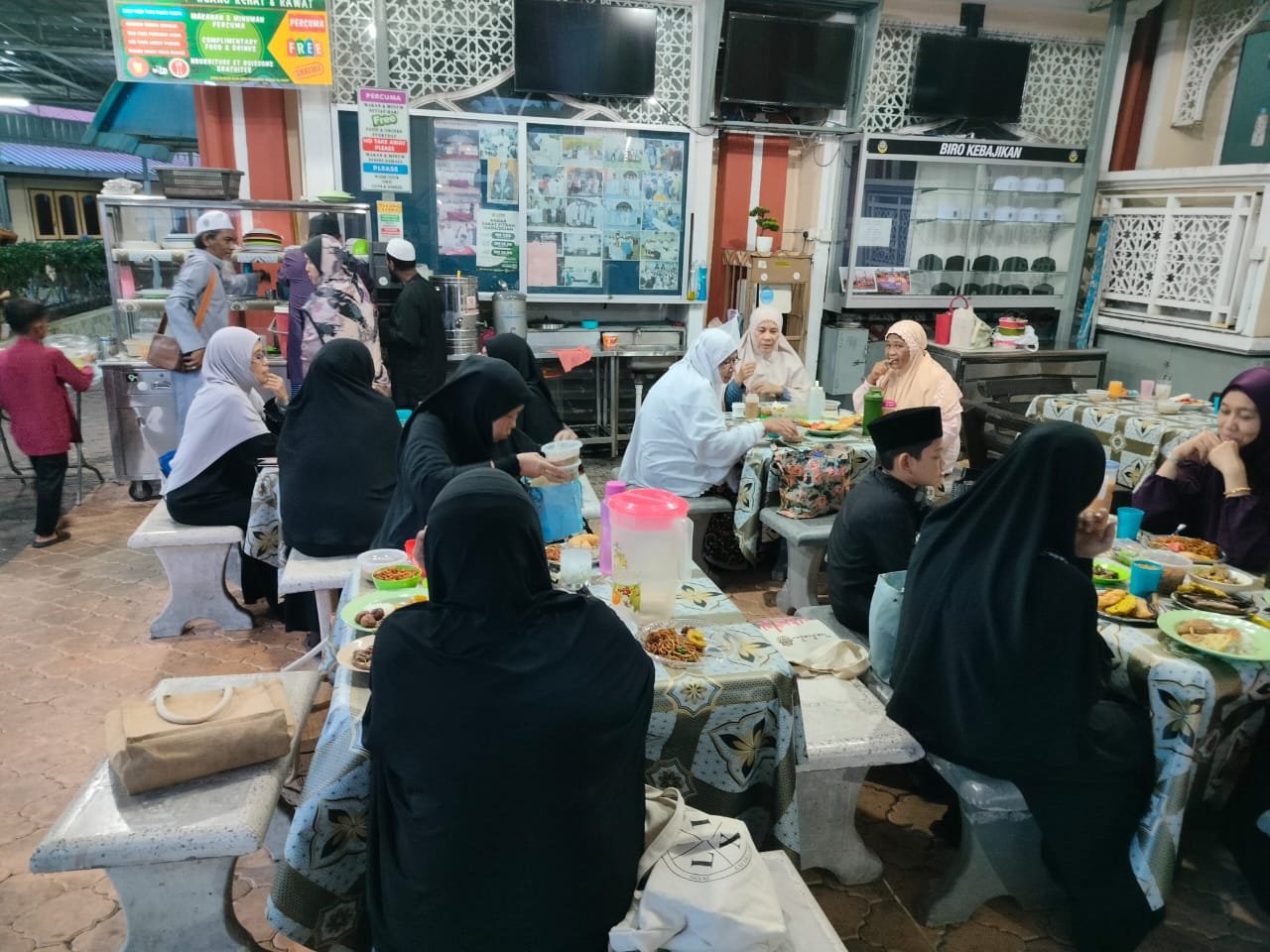 Meja panjang jemaah berbuka puasa di perkarangan kafe masjid