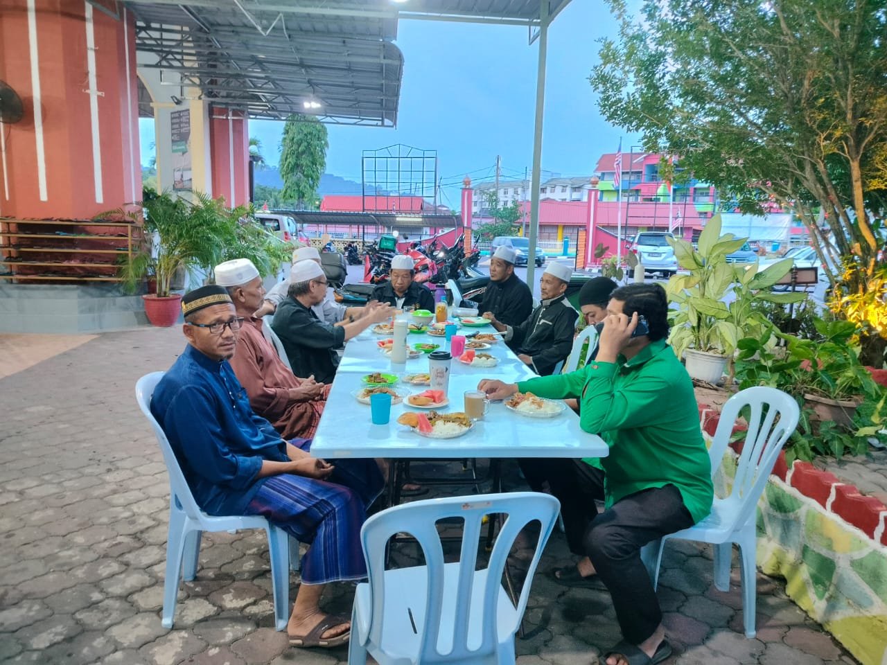 Jemaah menikmati juadah berbuka di ruang terbuka kafe masjid