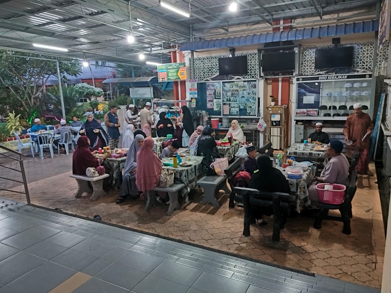 Jemaah berbuka puasa sunat bersama di Cafe Masjid Al-Hana' Kuah