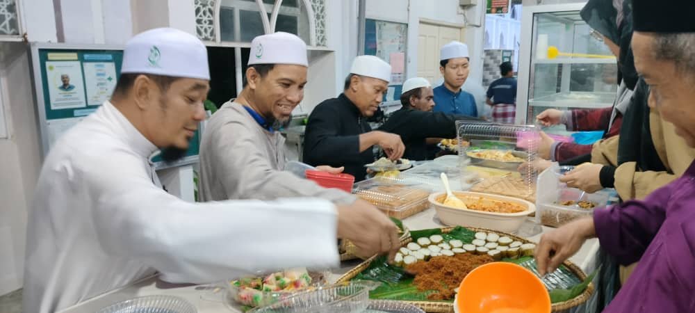 Juadah berbuka dihidangkan kepada jemaah