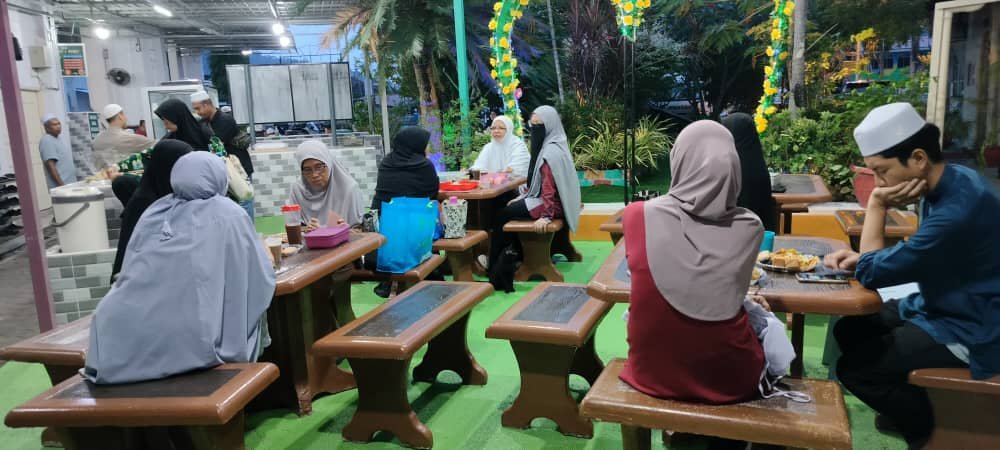 Jemaah wanita berbuka puasa bersama di kafe masjid