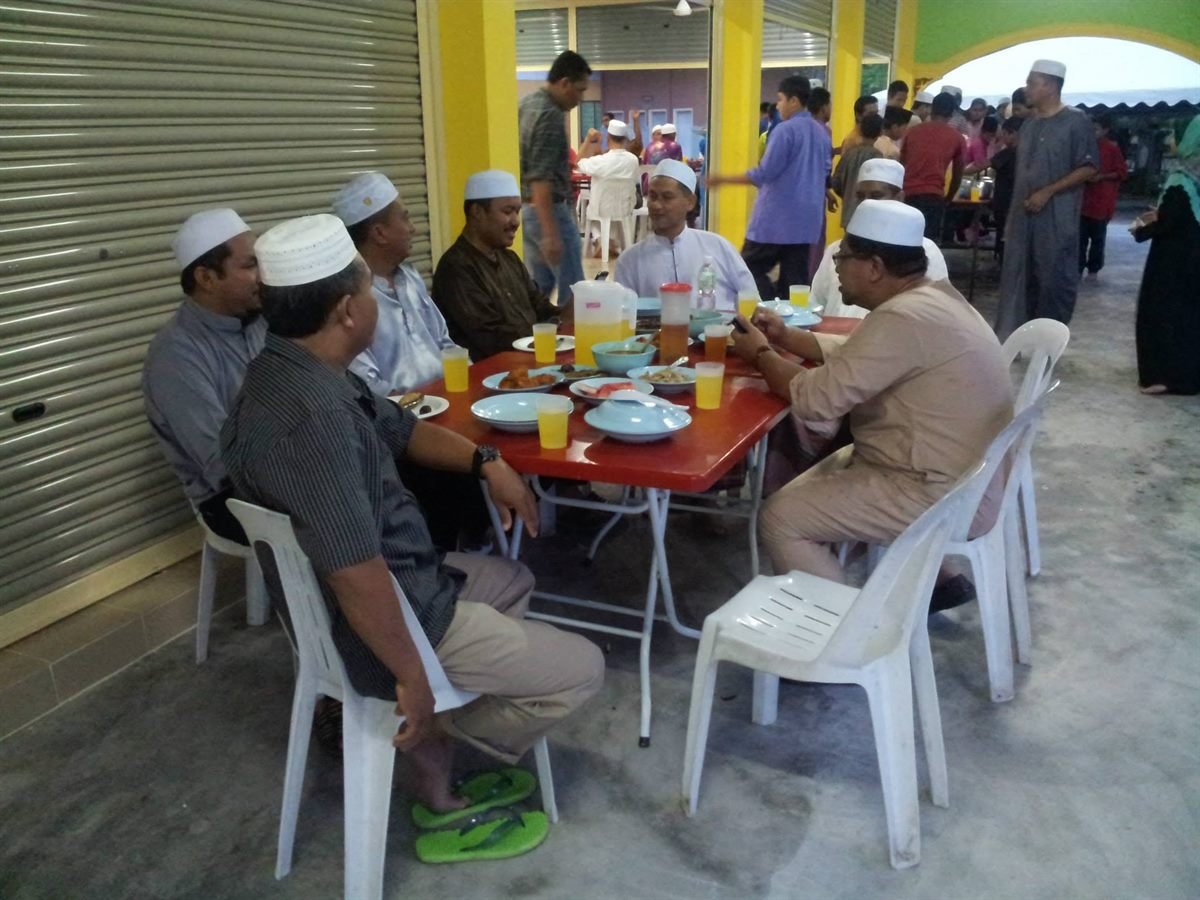 Jemaah berbuka puasa bersama pada Majlis Iftar dan Tahlil Ramadan