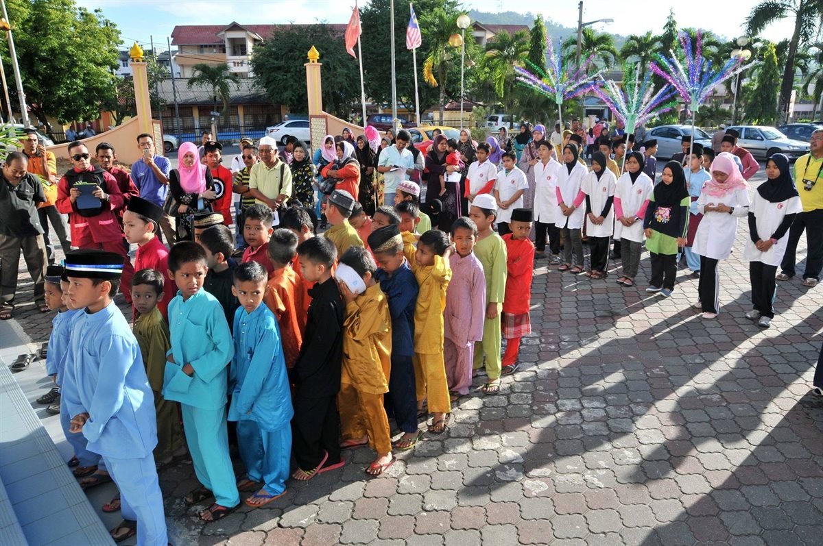 Peserta beratur bersama sukarelawan Bulan Sabit Merah di perkarangan masjid