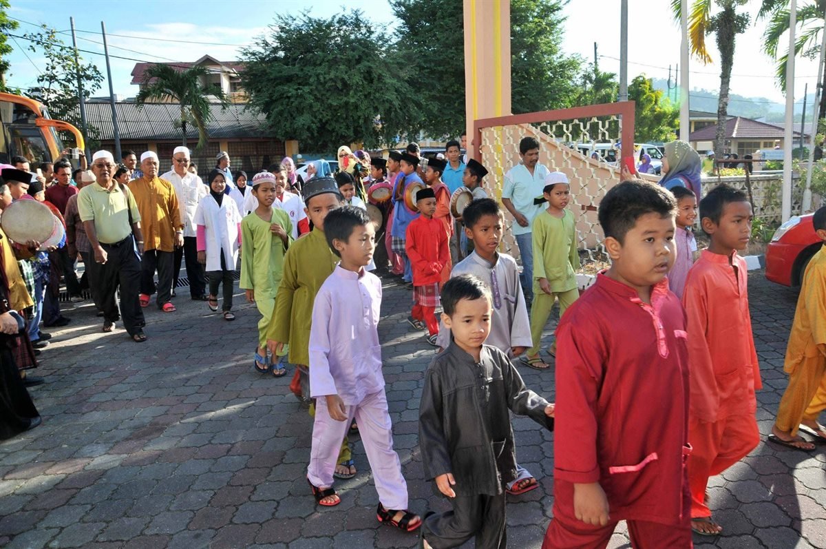Perarakan berkompang membawa peserta Majlis Khatan menuju ke Masjid Al-Hana’
