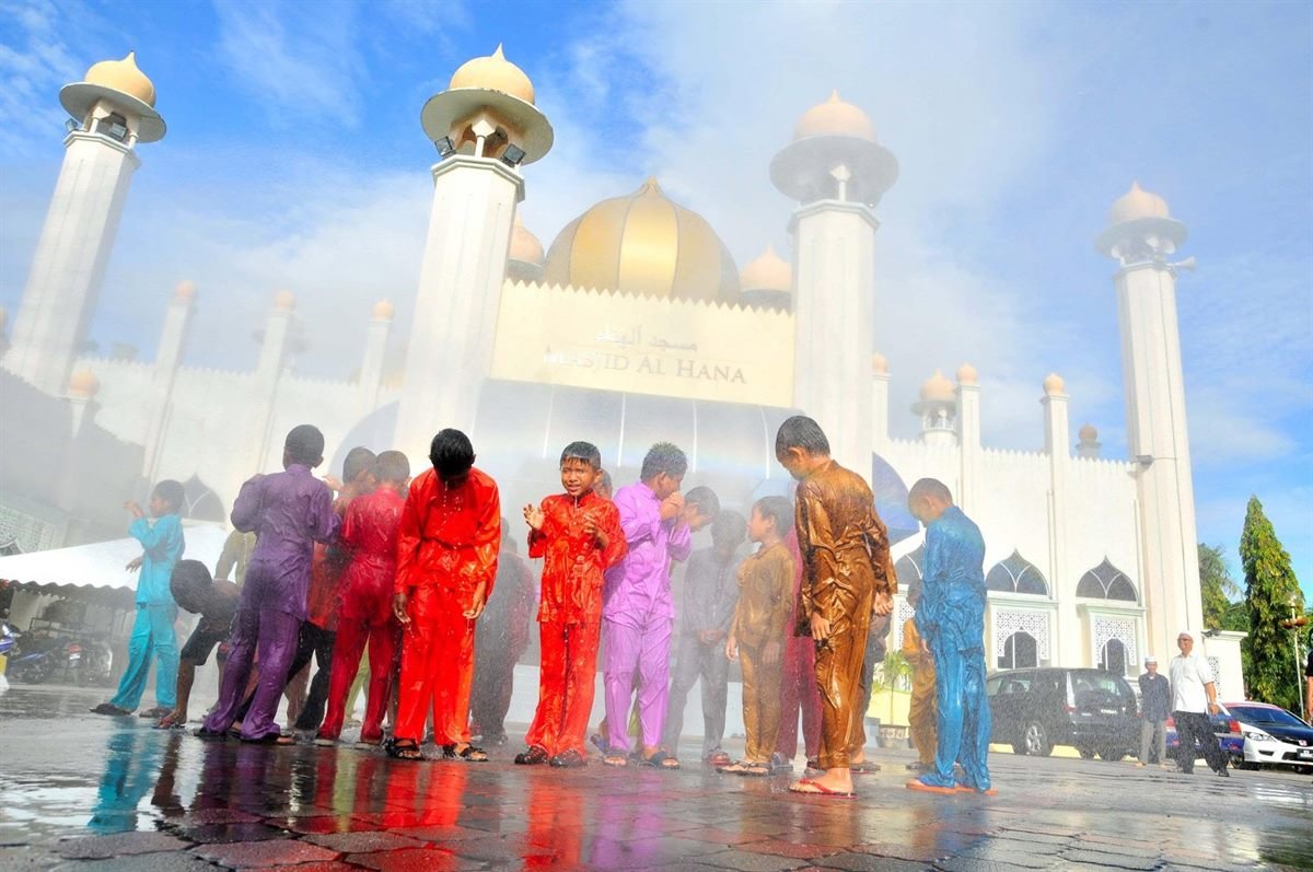 Kanak-kanak berbaju Melayu berwarna-warni pada Majlis Khatan Beramai-ramai di perkarangan Masjid Al-Hana’
