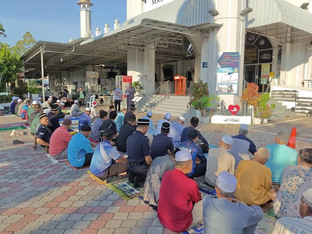 Jemaah menunaikan Solat Sunat Istisqa’ di perkarangan Masjid Al-Hana’