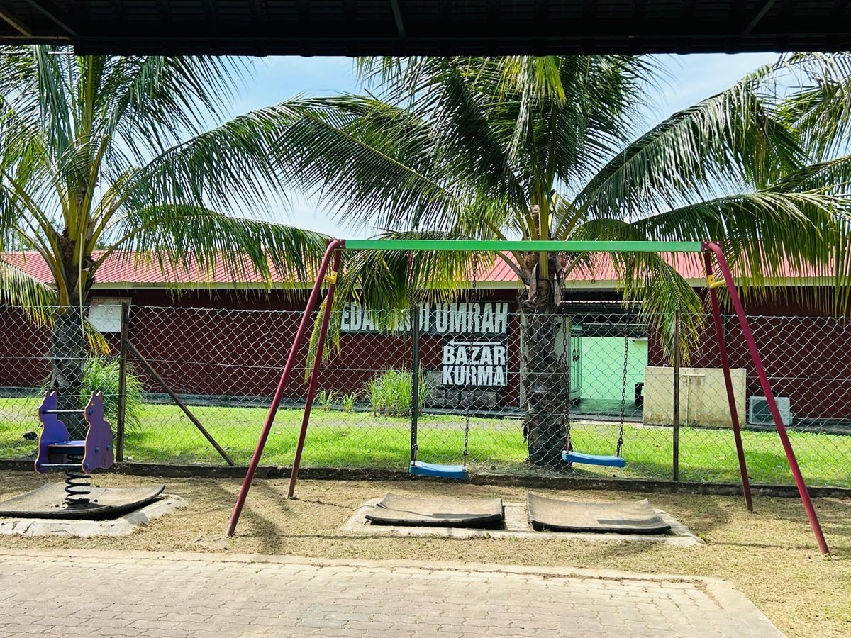 Taman permainan bersebelahan TADIKA Islam Al-Hana’