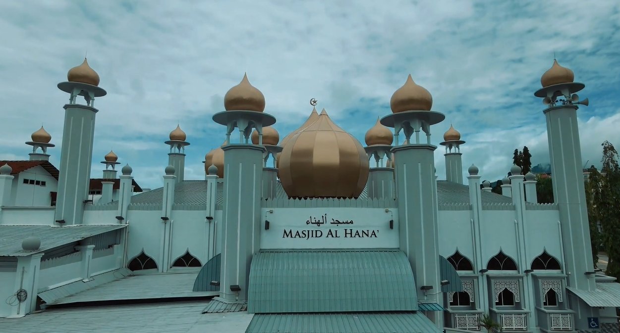Kubah emas utama Masjid Al-Hana’ dikelilingi kubah sokongan dan barisan tiang menara