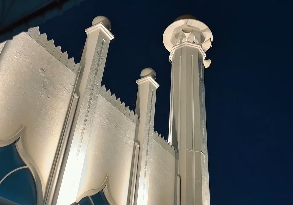 Tiang menara Masjid Al-Hana' bermahkota kubah kecil