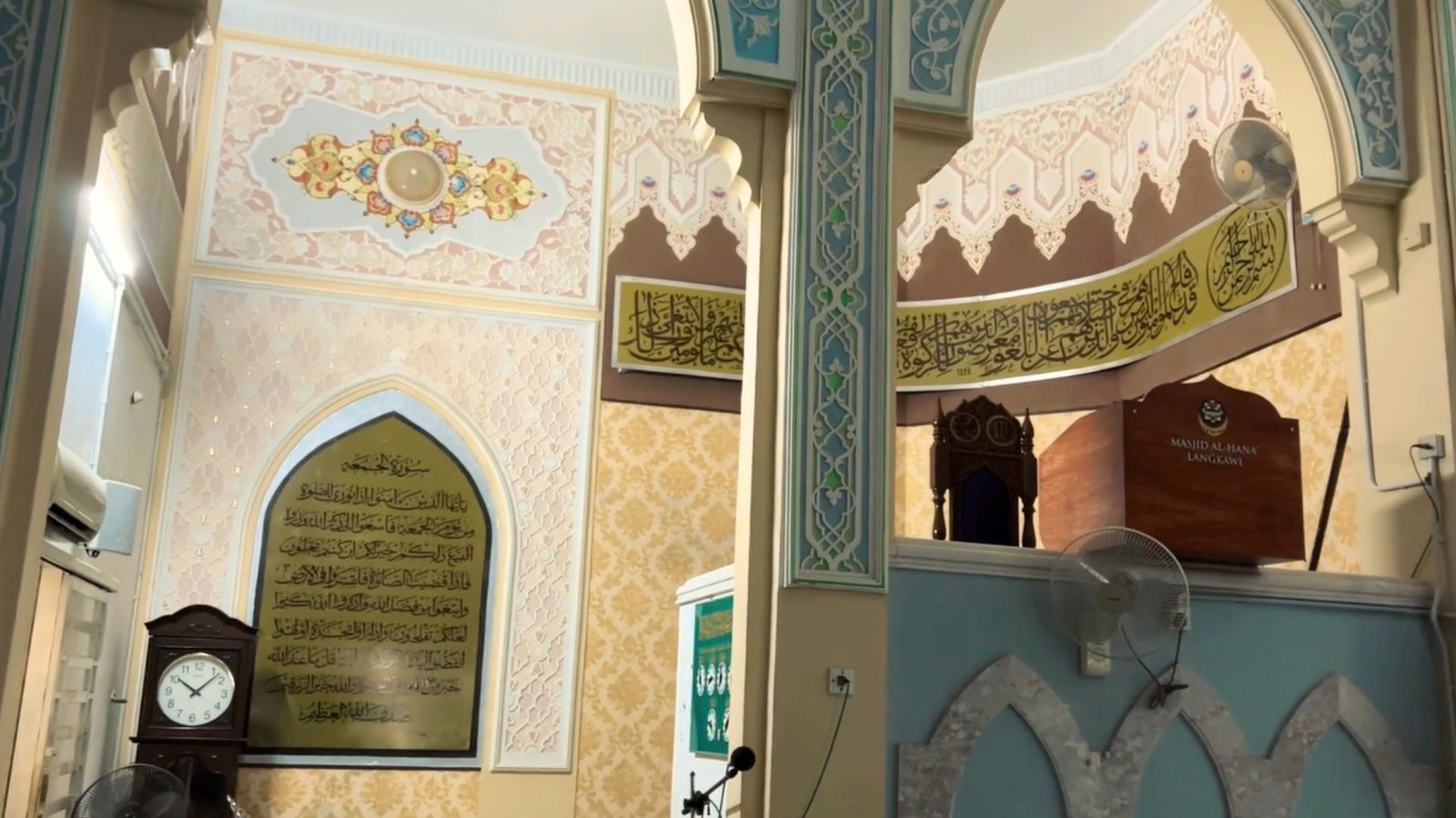 Pandangan hadapan masjid