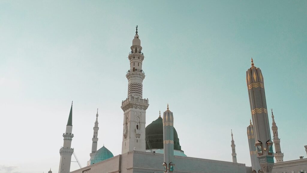 Menara dan kubah hijau Masjid Nabawi