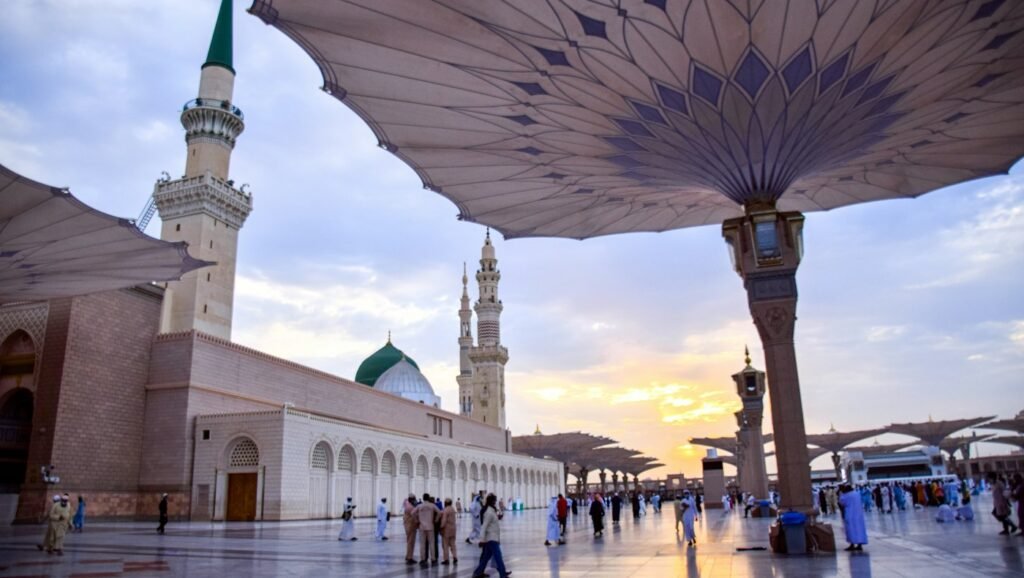 Jemaah berjalan di perkarangan Masjid Nabawi, Madinah