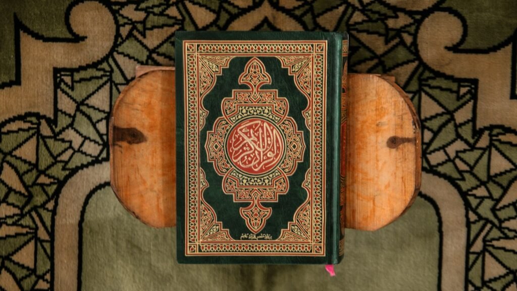 Mushaf Al-Quran di atas rehal kayu