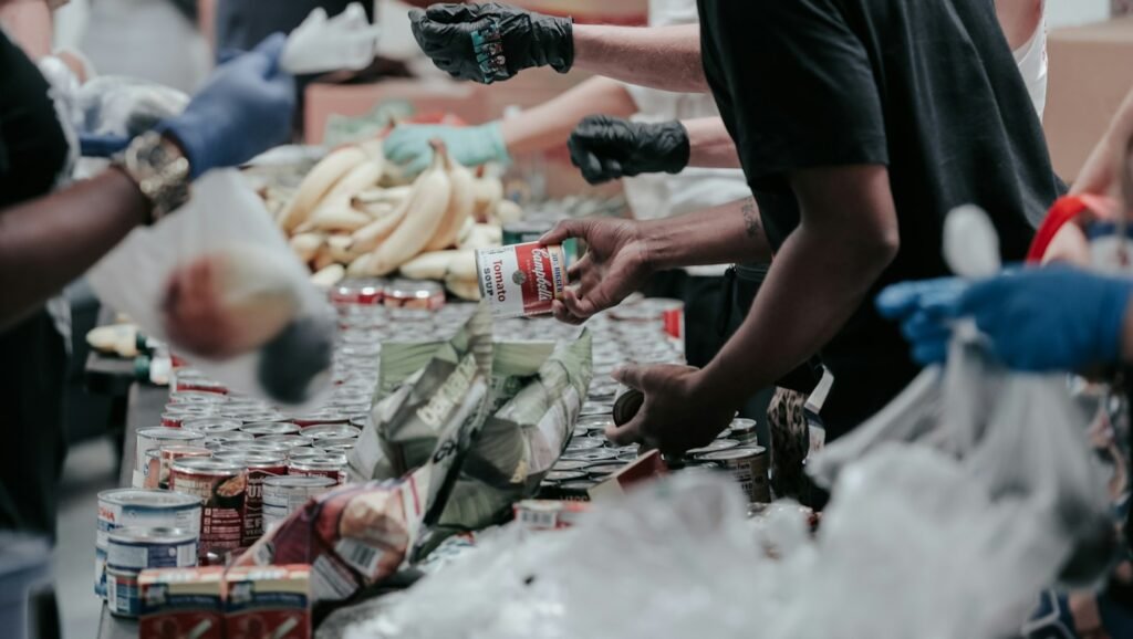 Sukarelawan menyusun bantuan makanan untuk diagihkan