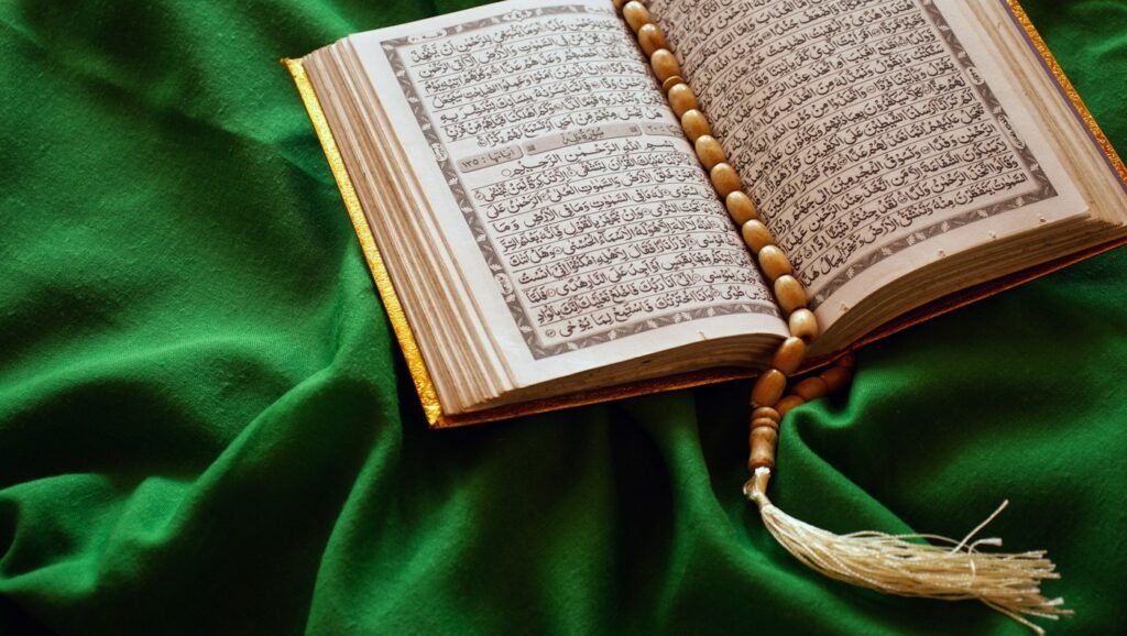 Mushaf Al-Quran terbuka bersama tasbih