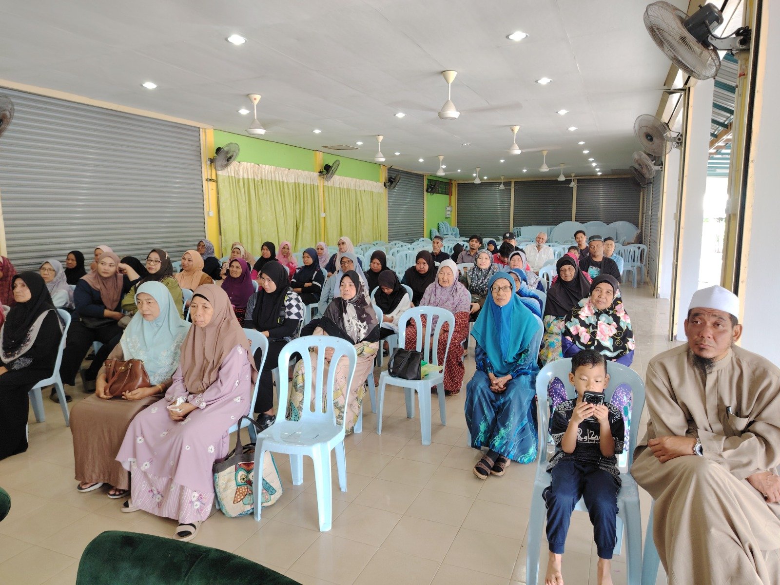 Anak kariah dan asnaf yang hadir pada majlis cabutan bertuah