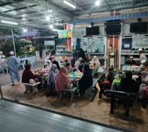 Jemaah berbuka puasa sunat Isnin di Cafe Masjid Al-Hana' Kuah
